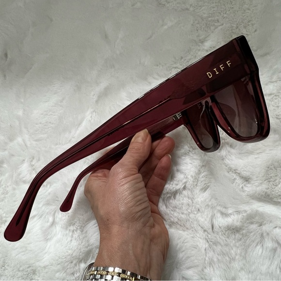 DIFF Eyewear Bella II in Mulberry Wine Gradient main image 9